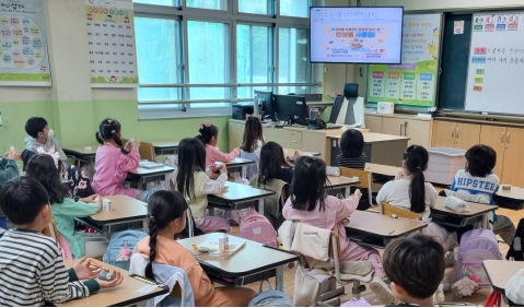 연수구는 어린이들의 안전한 통학 환경 조성을 위해 지역 내 초등학교 1학년 3600여 명에게 ‘휴대용 안심벨’을 지원했다
